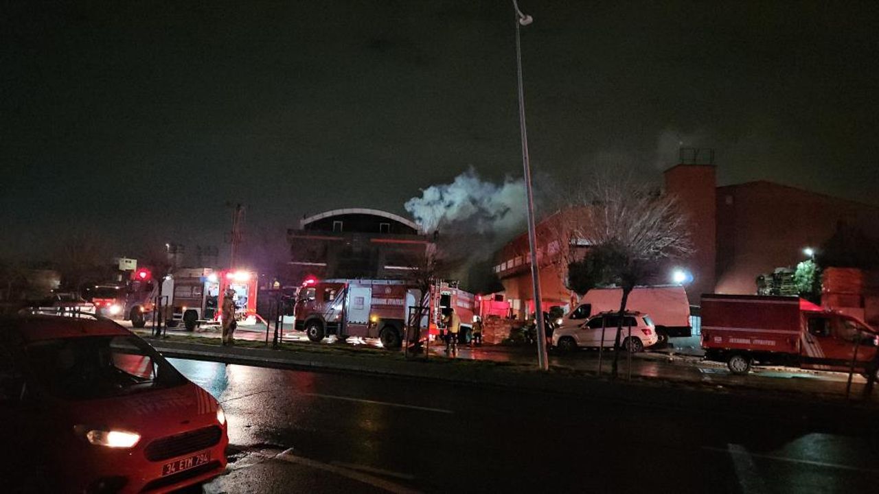 Esenyurt'ta Hırdavat Üretim Tesisinde Patlamalı Yangın: Alevler Fabrikayı Yuttu