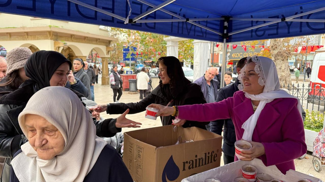 Fatma Başkan Regaip Kandili’nde vatandaşlara helva ikram etti