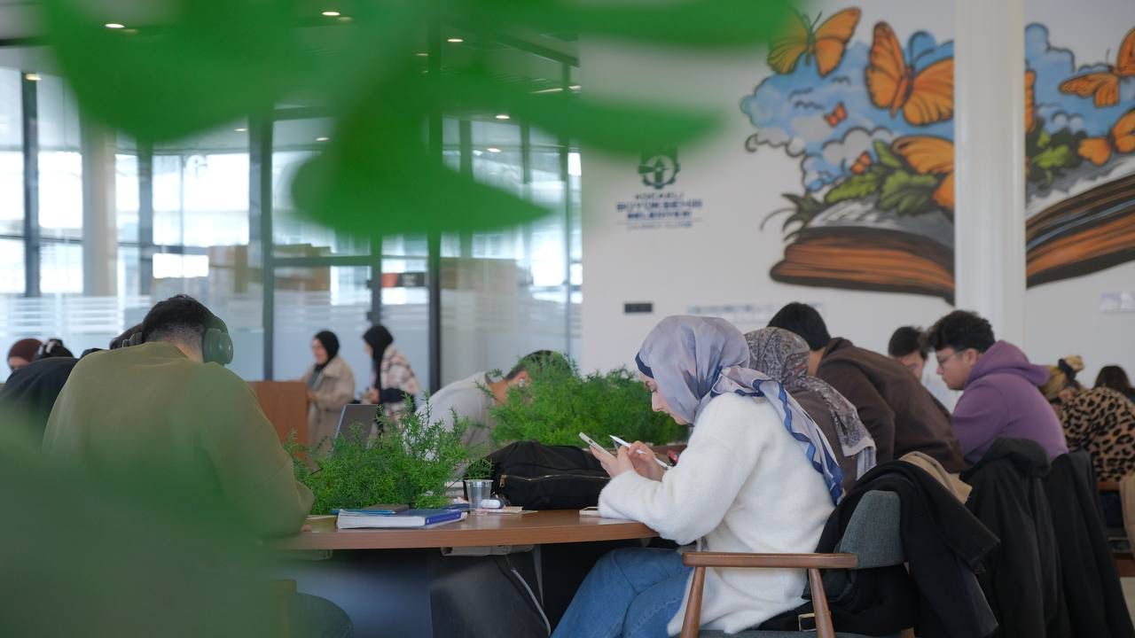 Kocaeli Büyükşehir’in Kütüphaneleri Gençlerle Dolup Taştı: Hafta Sonu Rotası Kütüphaneler Oldu