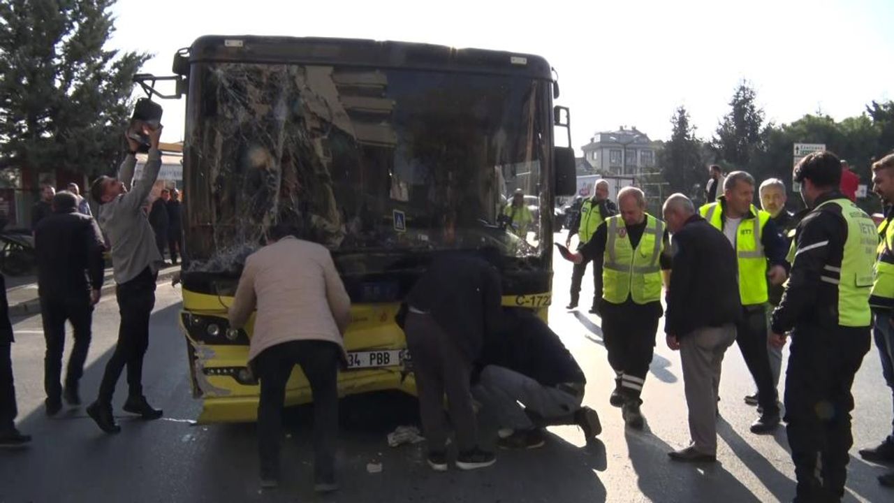 Üsküdar'da börekçiye dalan İETT otobüsünün o anları kamerada