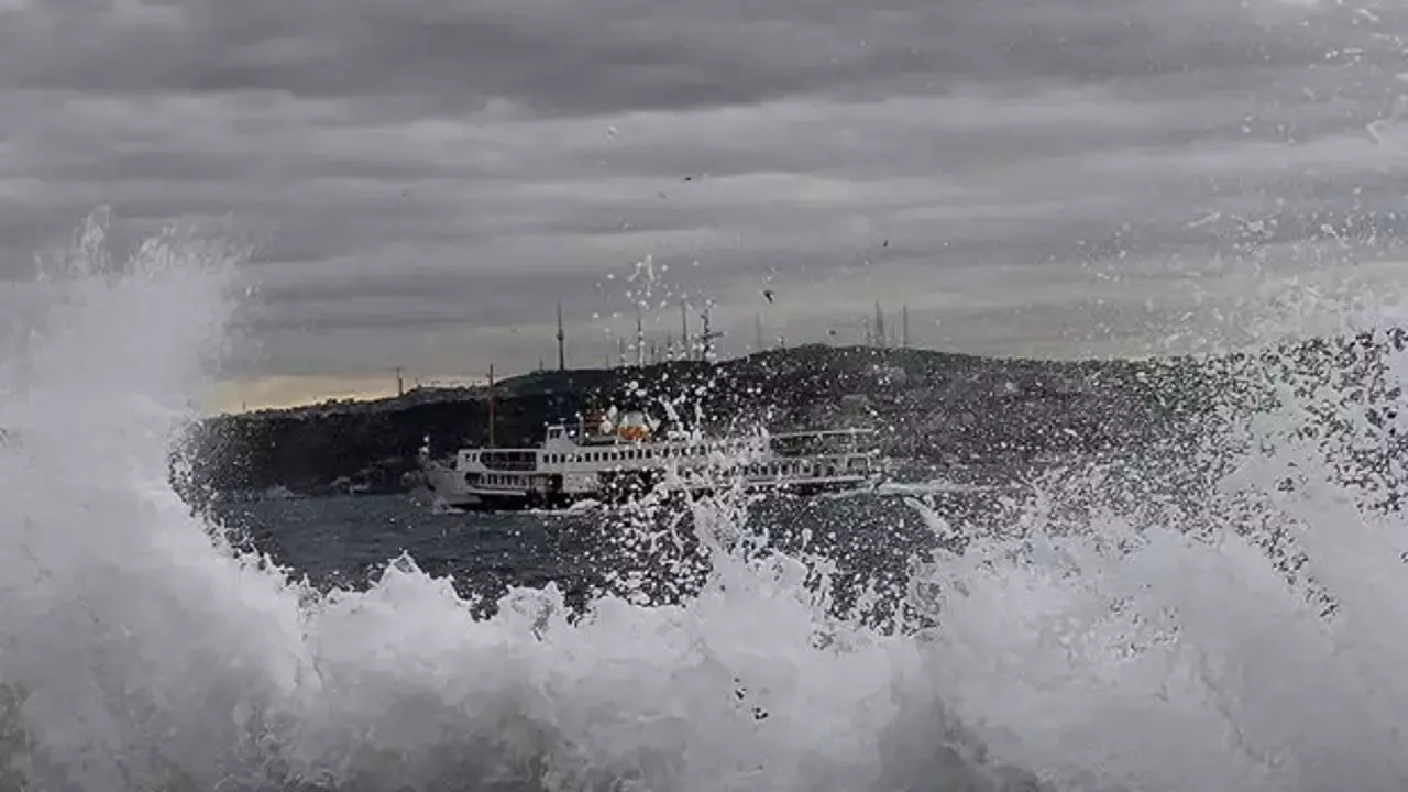 Vapur seferlerine fırtına engeli