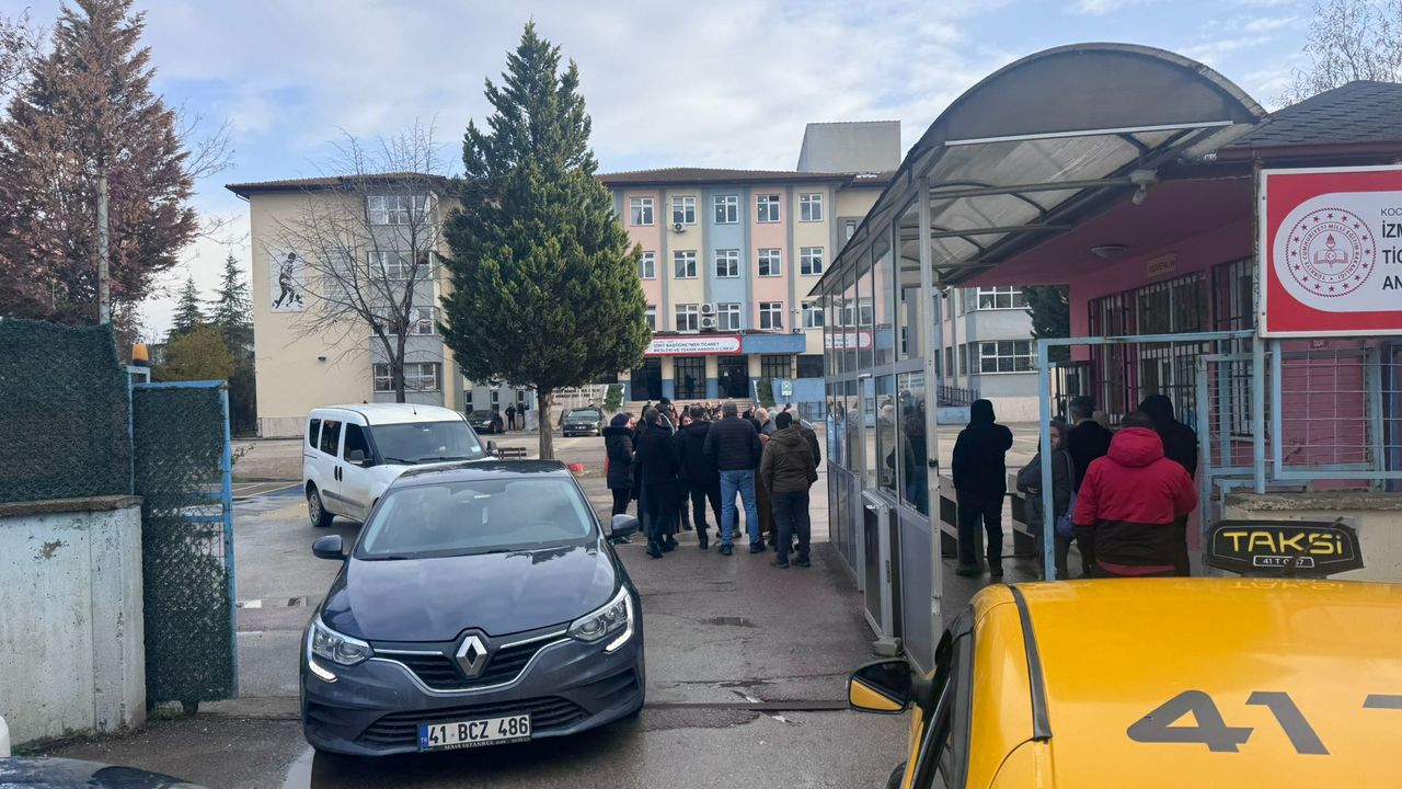 İzmit’te lisede yaşanan rehine krizinde yeni gelişme: Şüpheliler adliyeye sevk edildi