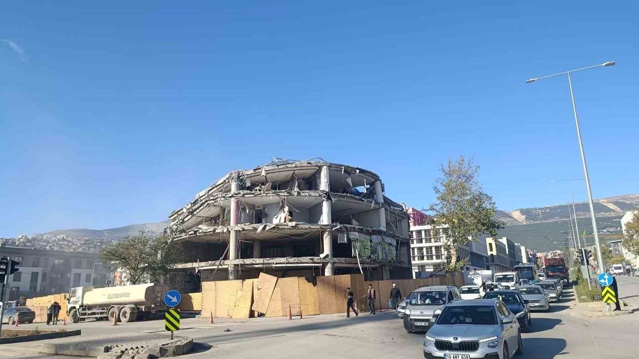 Kahramanmaraş’ta Hasarlı İş Merkezi Kontrollü Bir Şekilde Yıkıldı