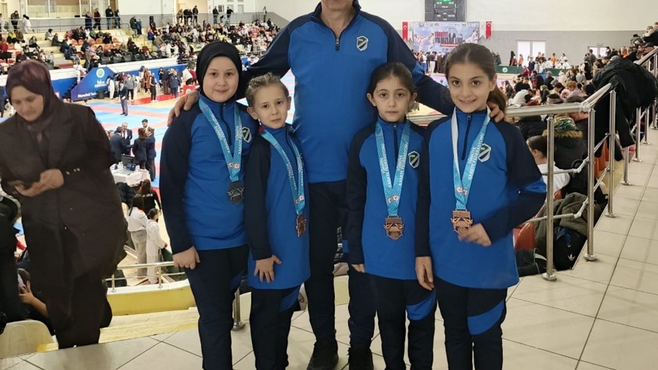 Kartepe’nin Minik ve Yıldız Karatecileri Hendek’te Zirveye Çıktı