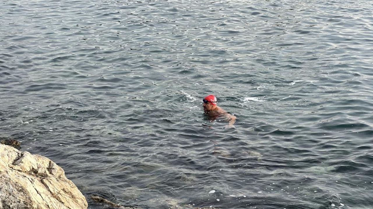 Aralık Ayında Dragos Sahilinde Denize Giren İkili Vatandaşları Şaşırttı