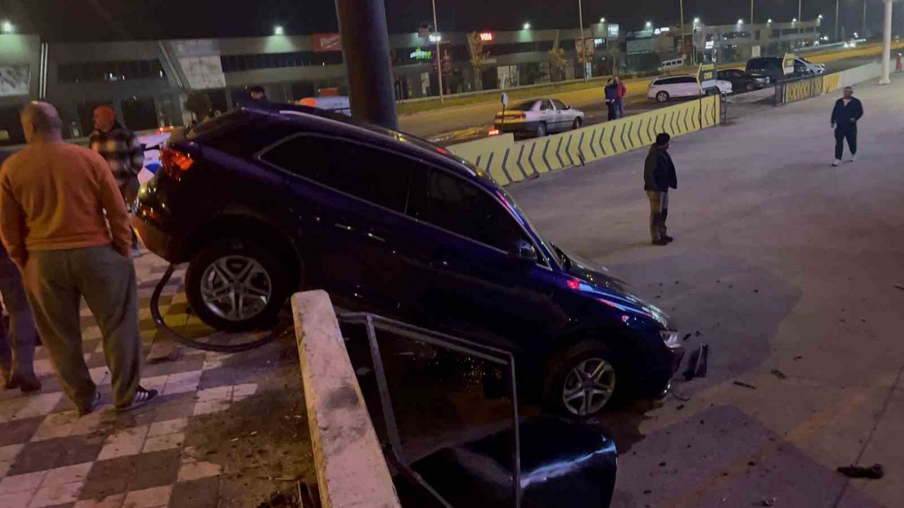 Çorlu’da ilginç kaza: Otomobil duvarda asılı kaldı, sürücü alkollü çıktı