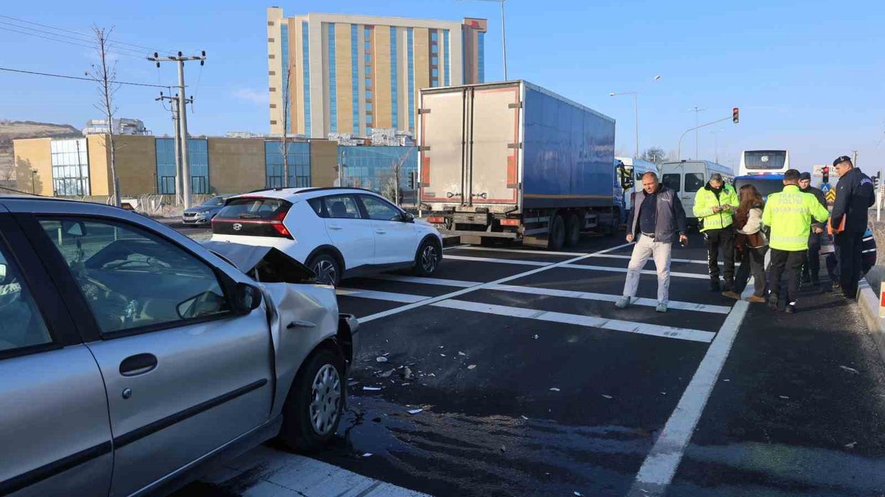 Nevşehir’de kırmızı ışıkta zincirleme kaza: 3 kişi yaralandı