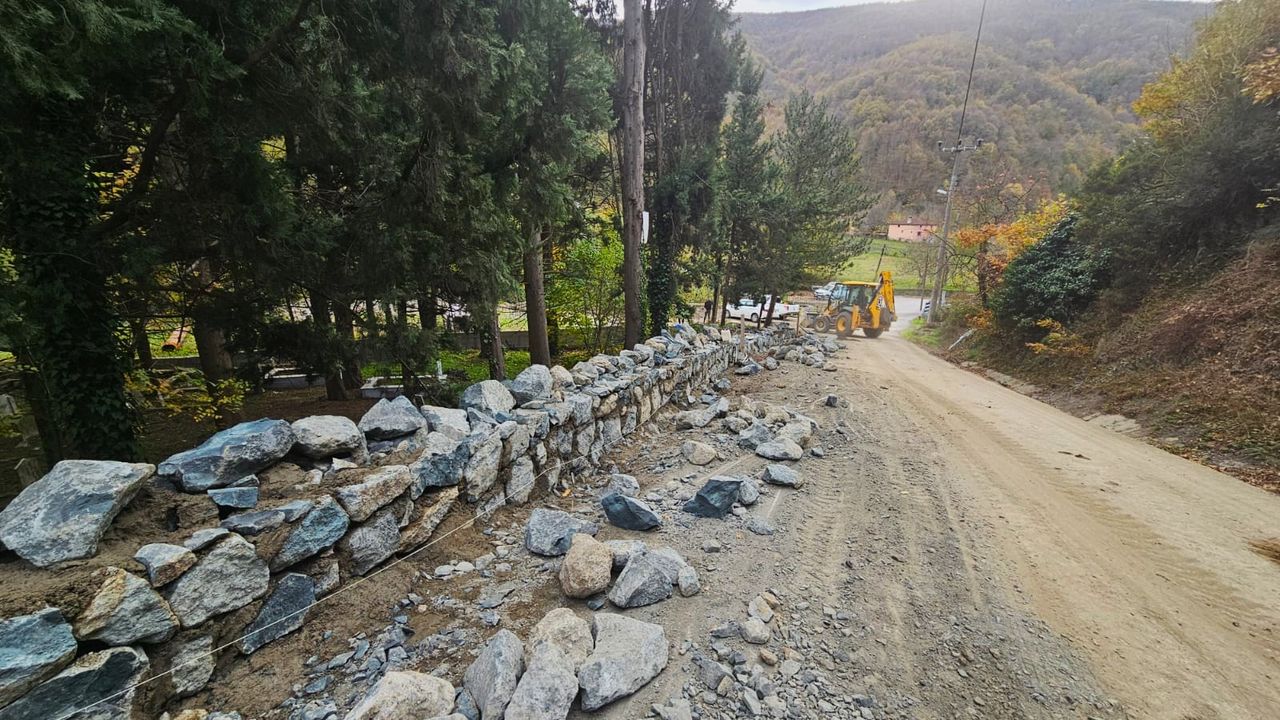 Büyükşehir’den Mezarlıklarda Yoğun Mesai: 6 Bin Metreküp Taş Duvar İnşa Ediliyor