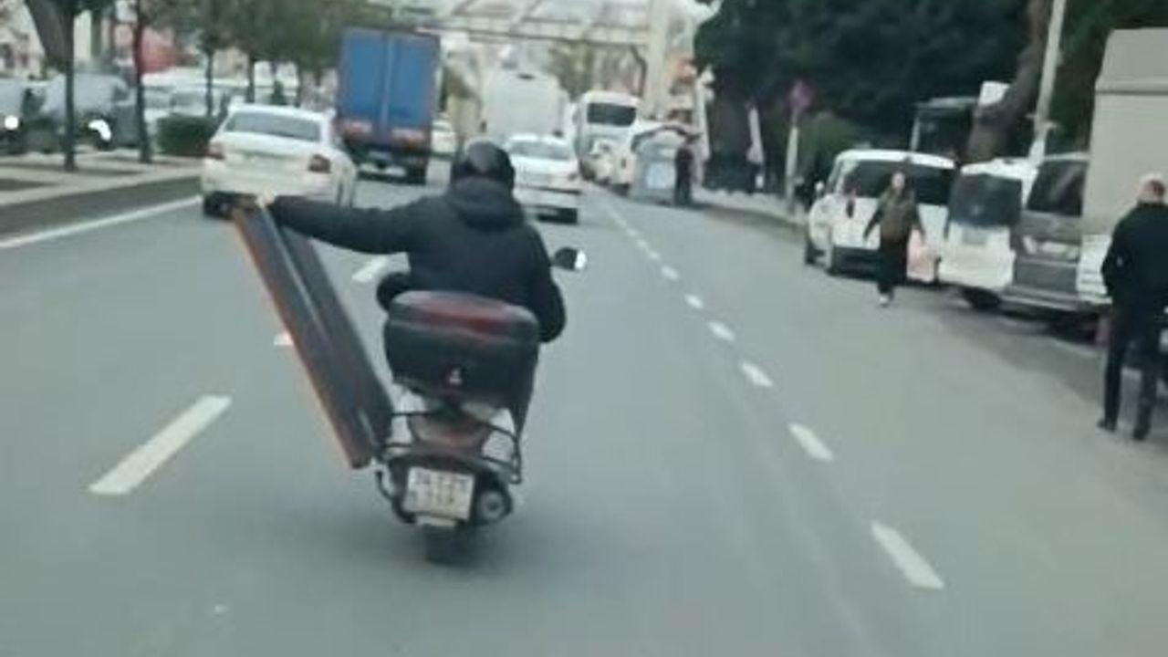 Trafikte Akılalmaz Tehlike: Tek Elle Direksiyon Tek Elle Yük