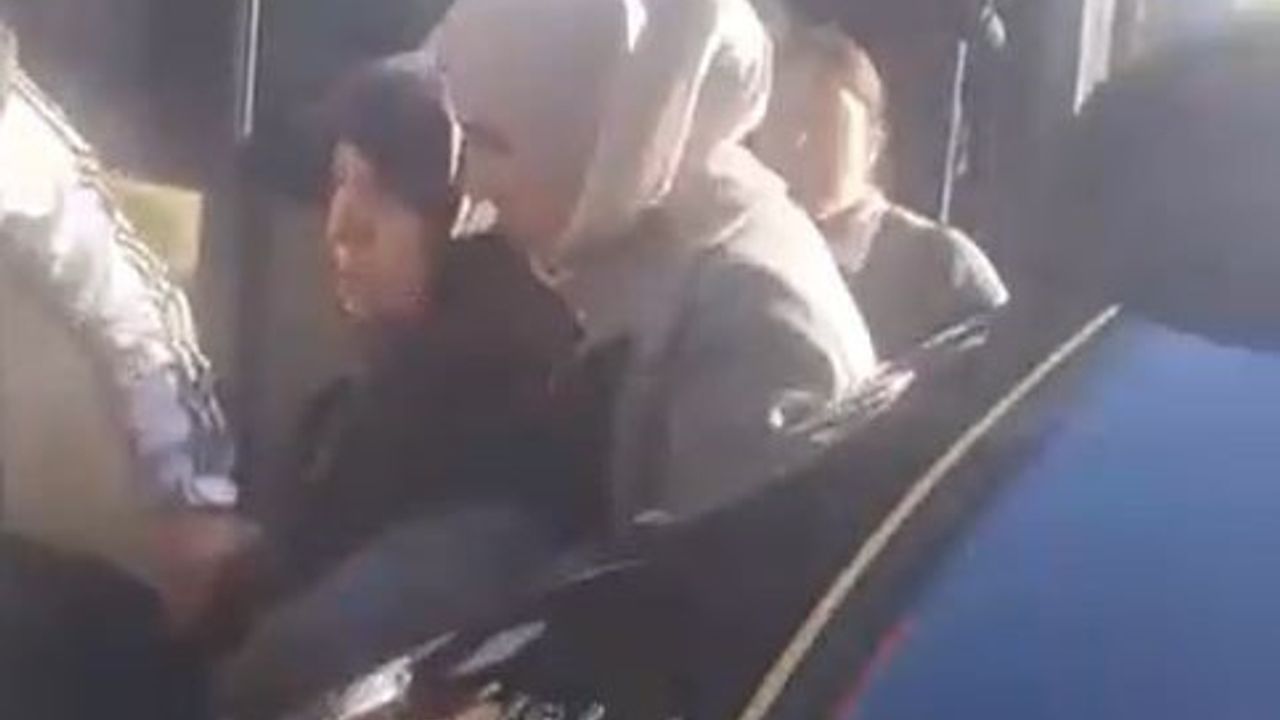 Minibüs Kapısı Açıldı Kadın Yola Savruldu: İşte Şok Anlar