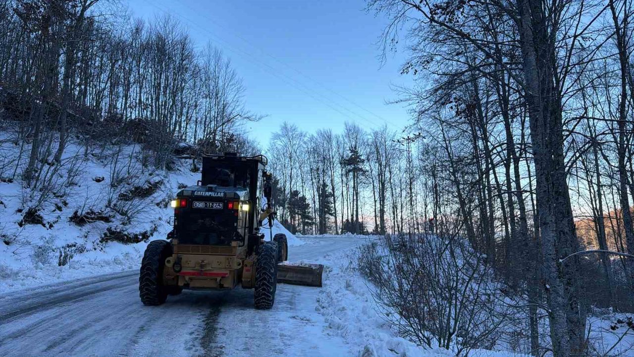 Osmangazi’de karla mücadele sürüyor: Ulaşımın aksamaması için yollar genişletiliyor