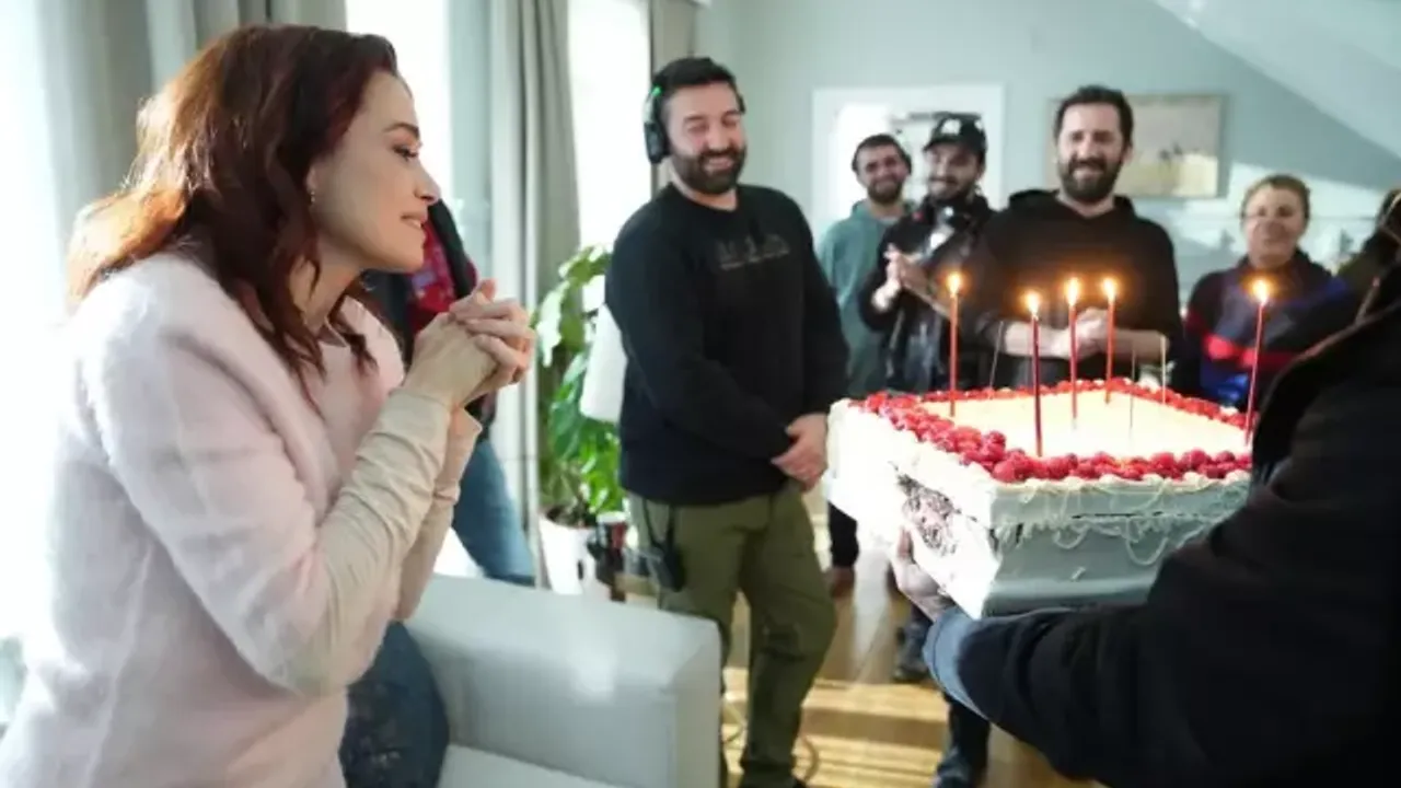 Ünlü Oyuncuya Sette Sürpriz Doğum Günü Kutlaması