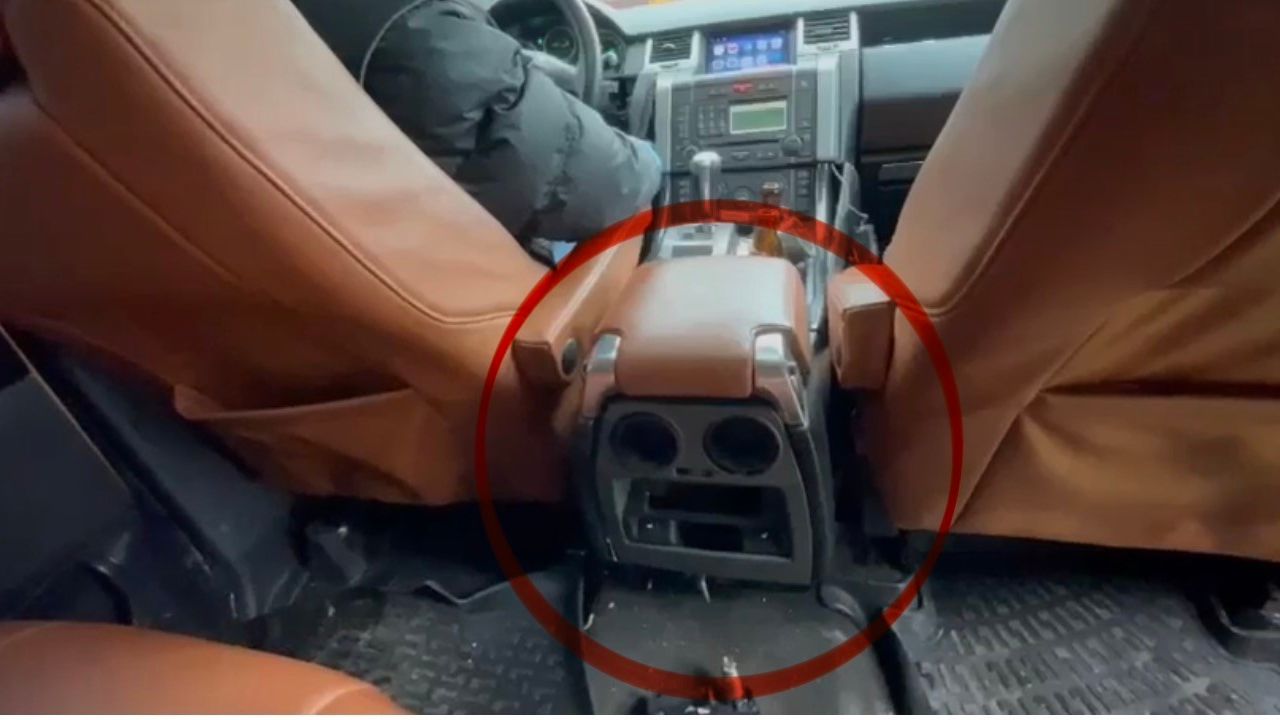 Silecek düğmesiyle açılıyordu: Samsun’da gizli bölmeden uyuşturucu ve silah çıktı