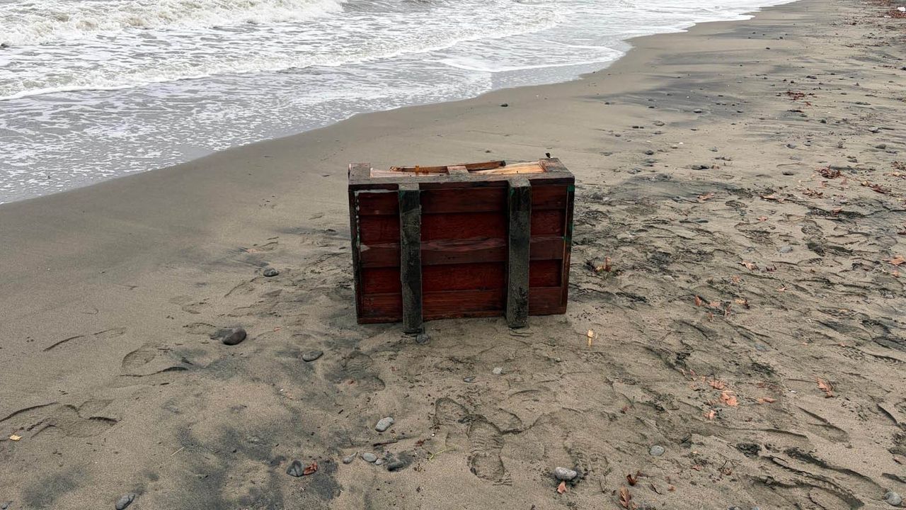 Samsun sahilinde gizemli sandık: Üzerinde Rusça yazılar bulundu