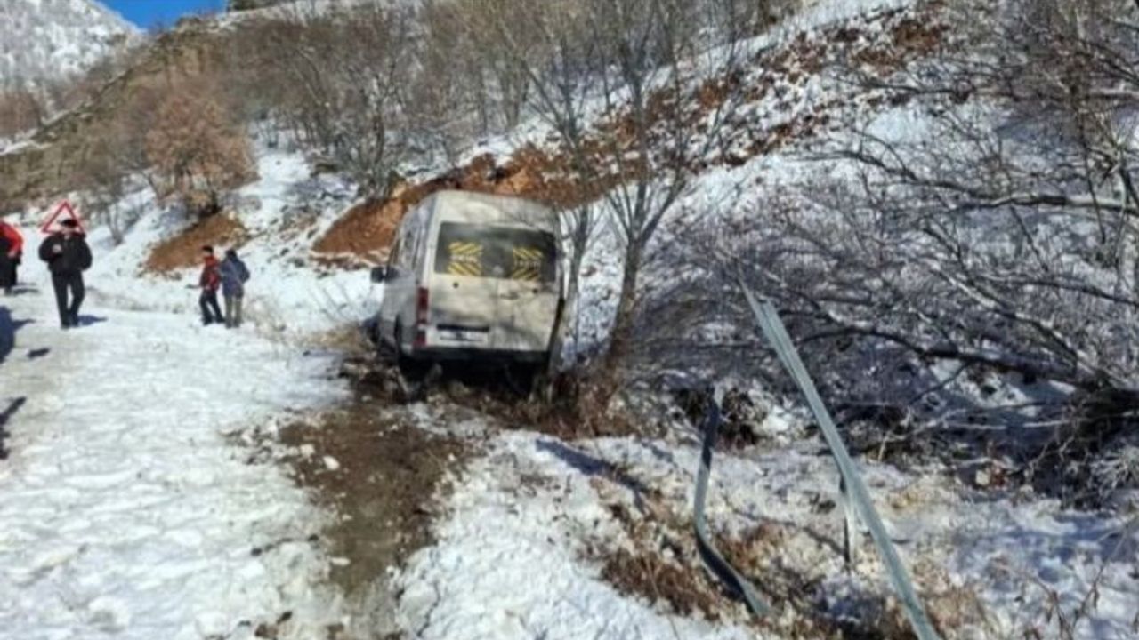 Elazığspor taraftarlarını taşıyan minibüs şarampole kaydı: Facianın eşiğinden dönüldü