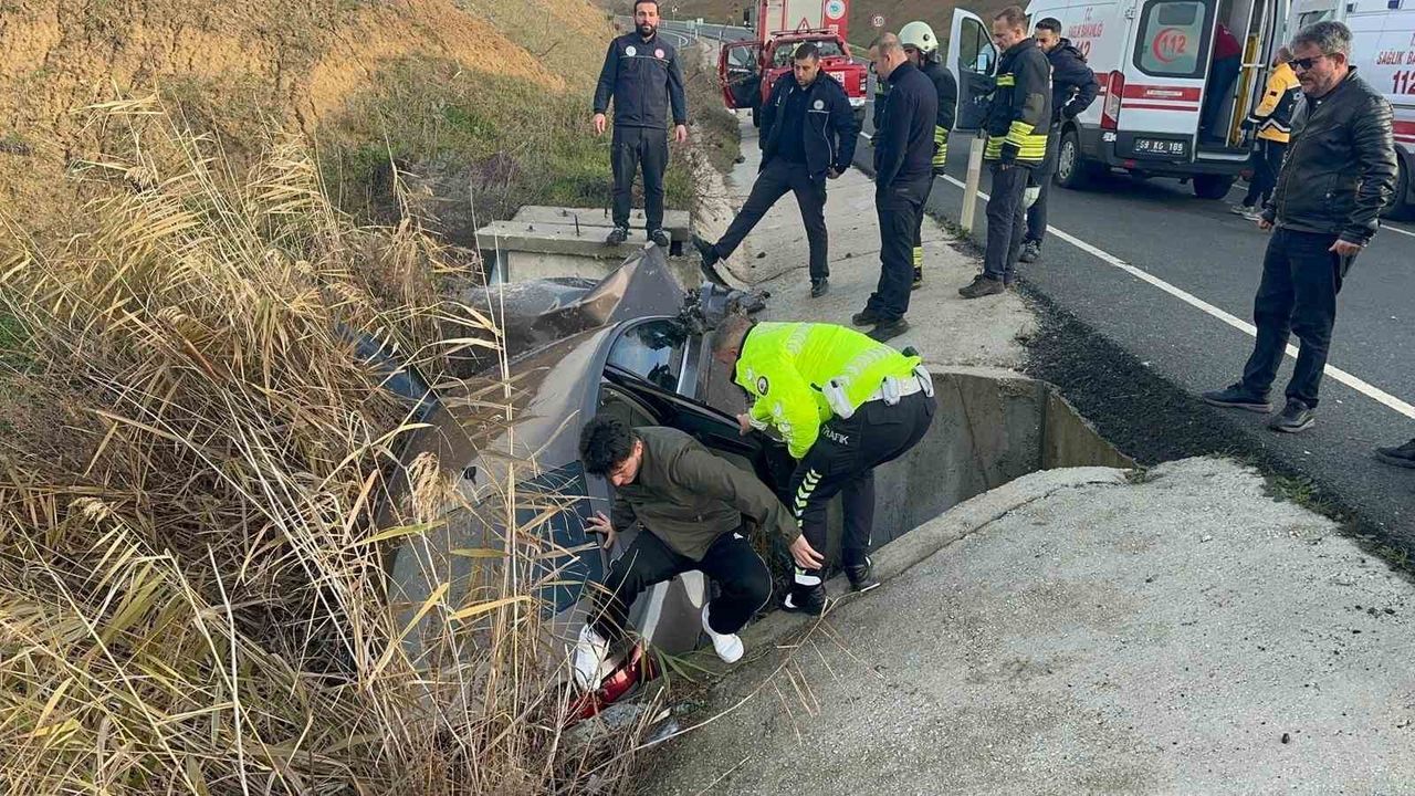 Direksiyon hâkimiyetini kaybetti, faciadan dönüldü: Su kanalına düşen araçta 2 yaralı
