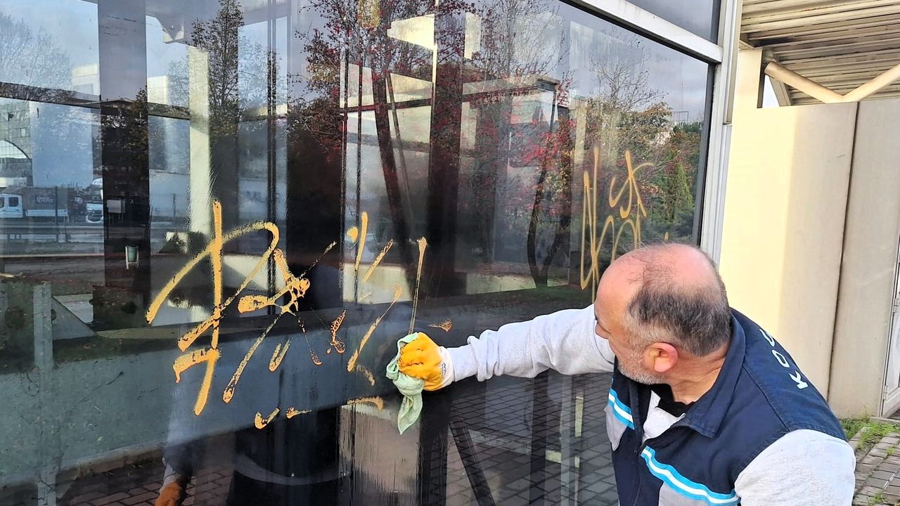 Üst Geçit Asansörlerinde Düzenli Temizlik Çalışmaları Sürüyor