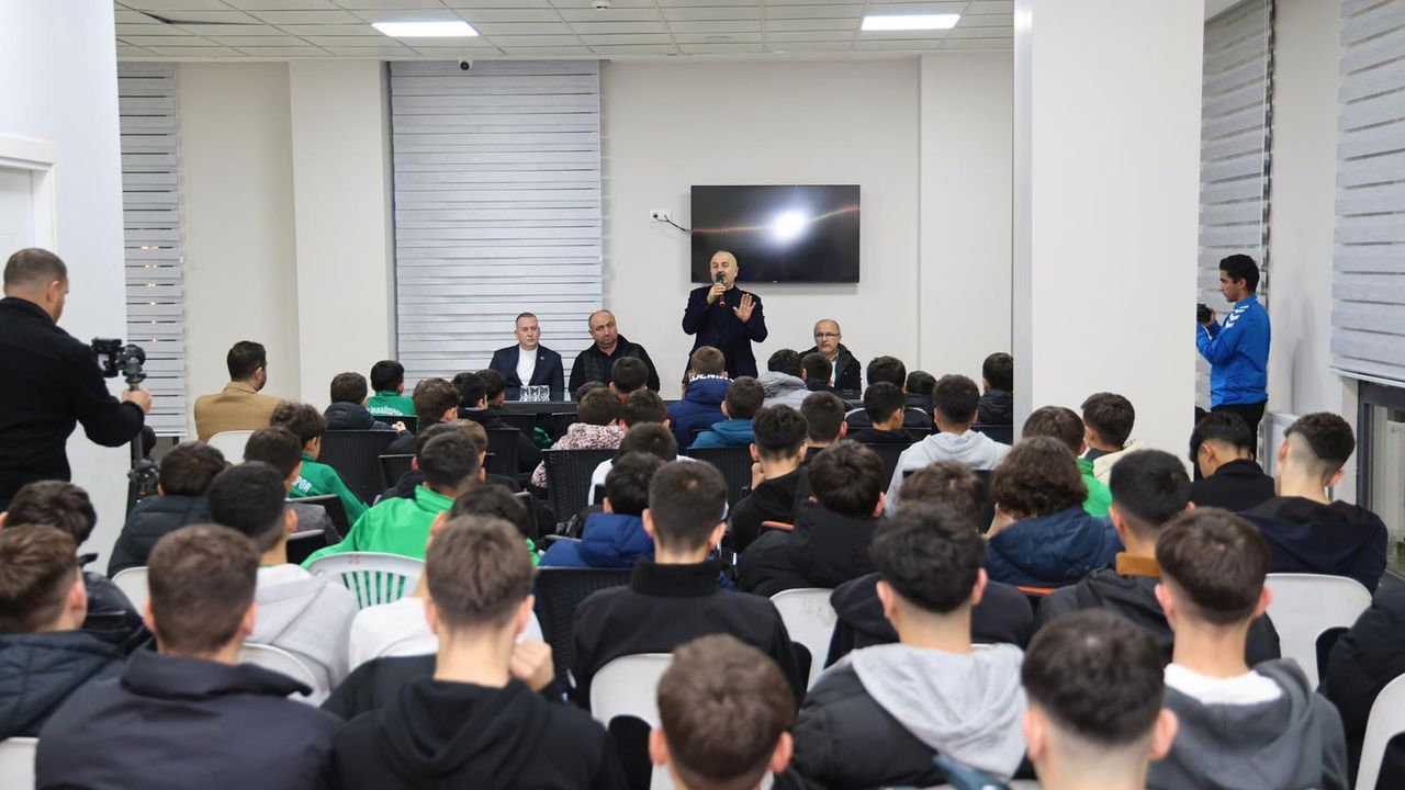 Başkan Büyükgöz Beylikbağıspor’un Genç Futbolcularıyla Bir Araya Geldi