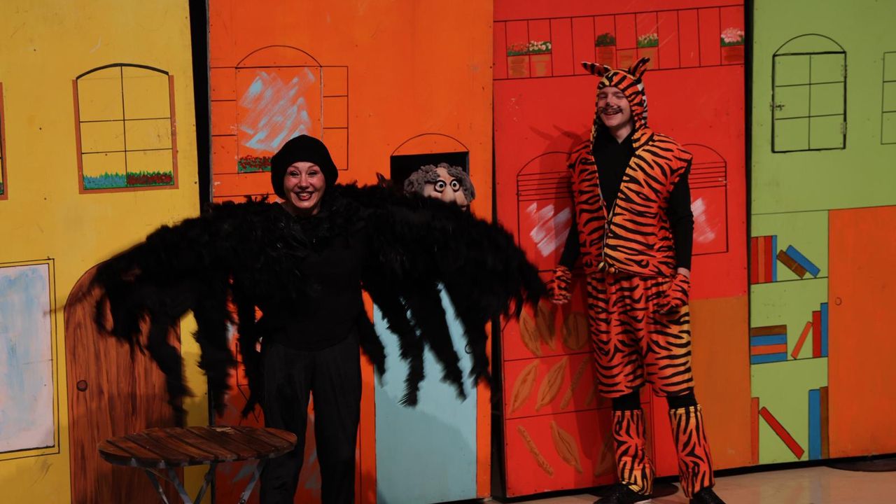 Gebze’de Tiyatro Coşkusu: Minikler “Renkli Çoraplı Kuzgun”a Hayran Kaldı