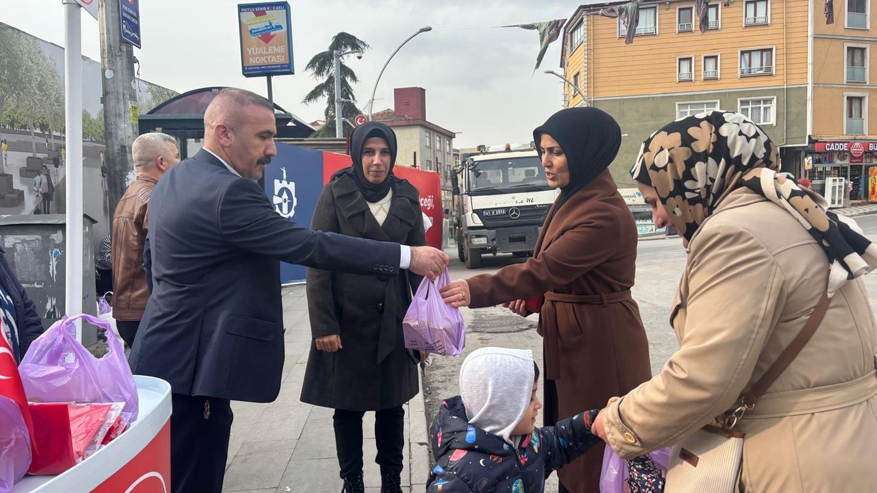 MHP Dilovası İlçe Başkanlığı Regaip Kandili’nde Kandil Simidi Dağıttı