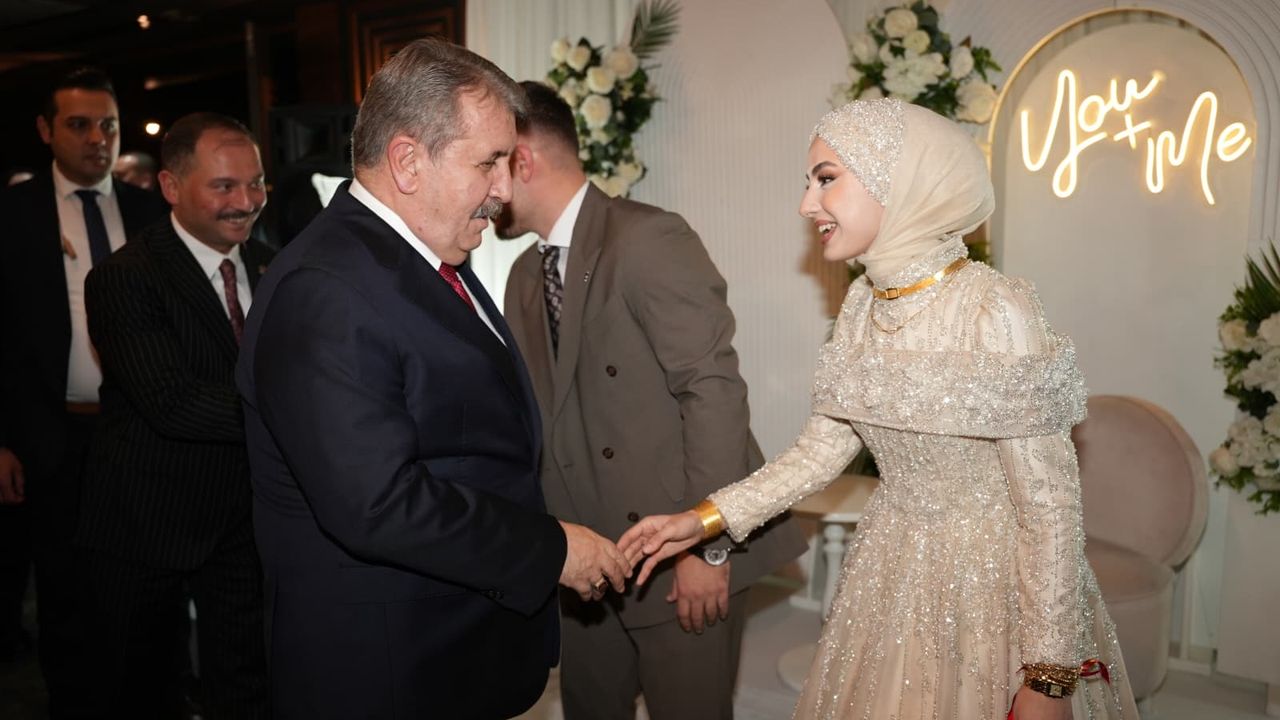 Mustafa Destici’den Nişan Sürprizi: Özdemir–Memiş Çiftine Tebrik Ziyareti