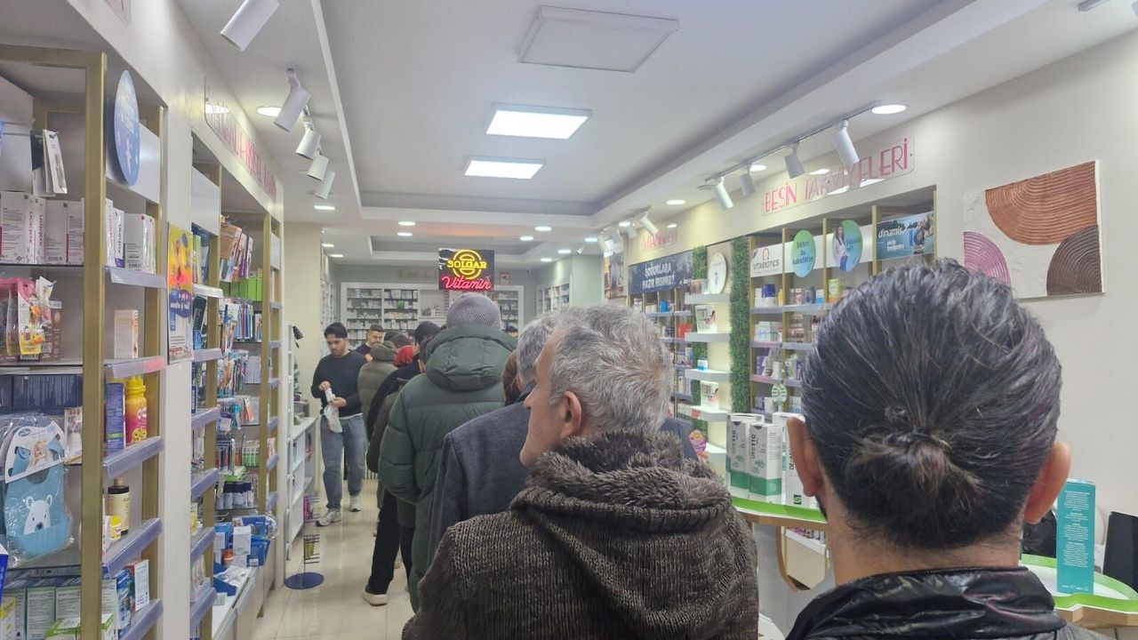 Kartepe’de Nöbetçi Eczane Önünde Uzun Kuyruk Tepkisi