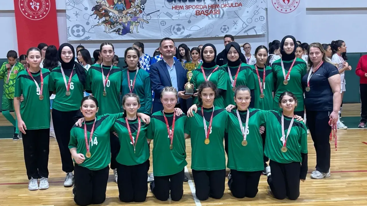 Yıldız Kızlar Hentbol İl Şampiyonu Yunus Emre İmam Hatip Ortaokulu Oldu