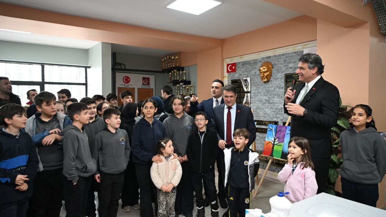 Başkan Kocaman Kartepe'de Öğrencilerin Sanat ve Bilim Heyecanına Ortak Oldu