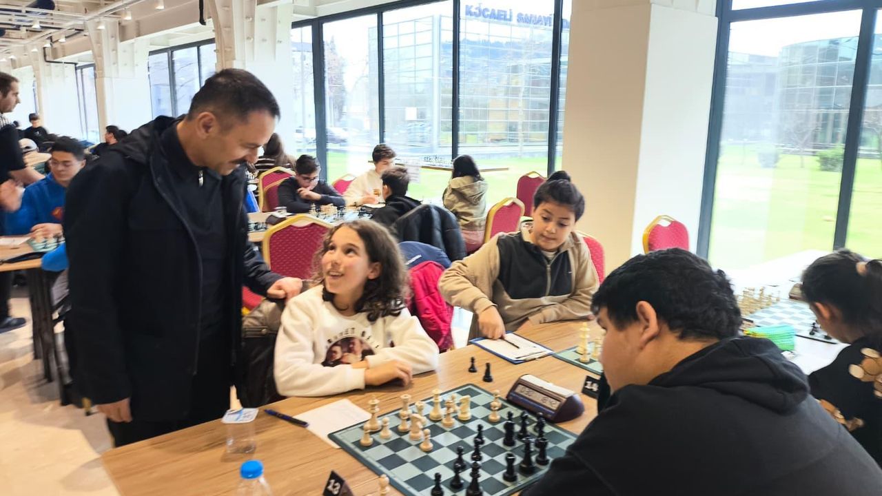 Vali Aktaş, Kocaeli Sanayi Odası Satranç Turnuvası Finallerini Ziyaret Etti