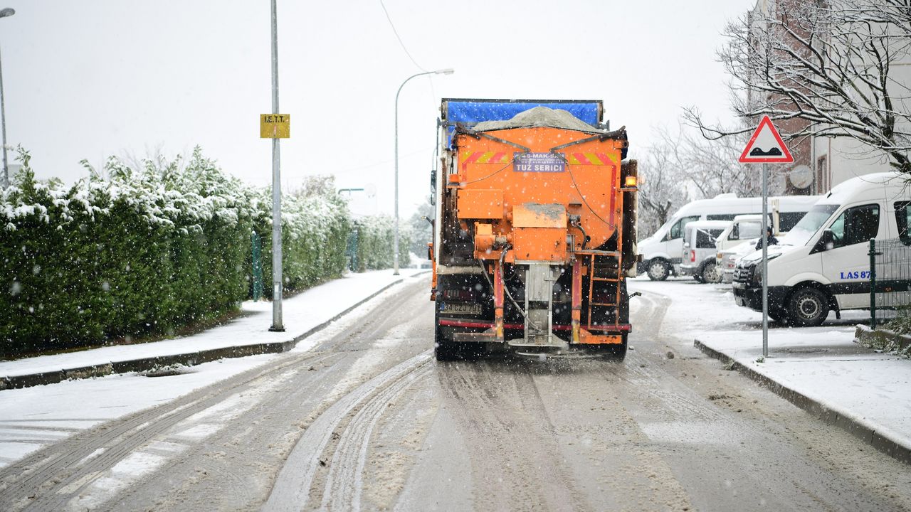 Çayırova’da Karla Mücadele Çalışmaları Aralıksız Sürüyor