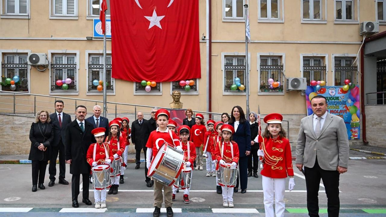 Vali Aktaş, İzmit'te Karne Töreninde Öğrencilerin Sevincine Ortak Oldu