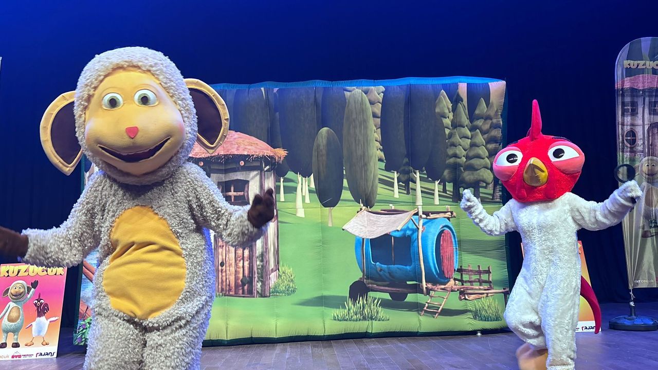 Başiskele’de Kuzucuk Müzikali çocukları mest etti: Salon tıklım tıklım doldu