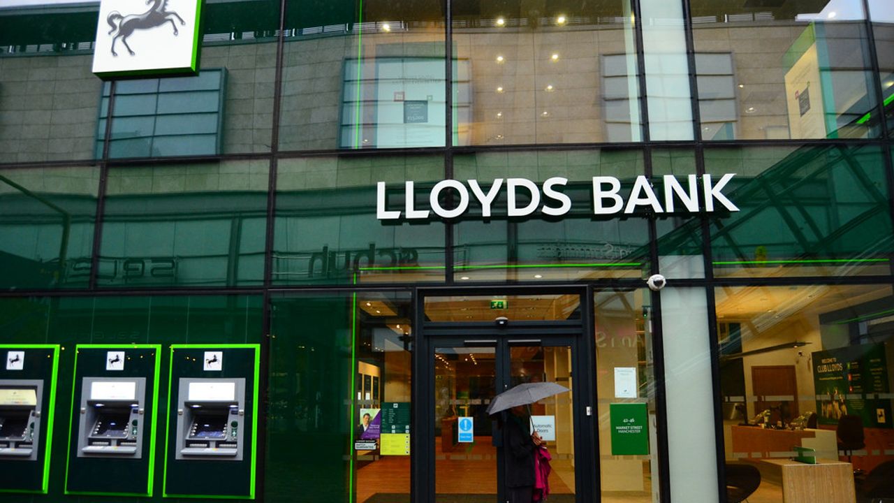 Lloyds Bank, Ocak 2026’da 16 şubesini kapatıyor: Dijitale yönelim gerekçe gösterildi