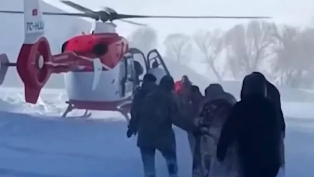 Hakkari’de Karla Kaplı Dağları Aştılar: Hamile Kadın Helikopterle Kurtarıldı