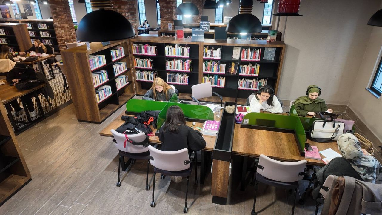 Başiskele’de öğrencilerin yeni durağı: Kitaphane yarıyılda da dolup taşıyor