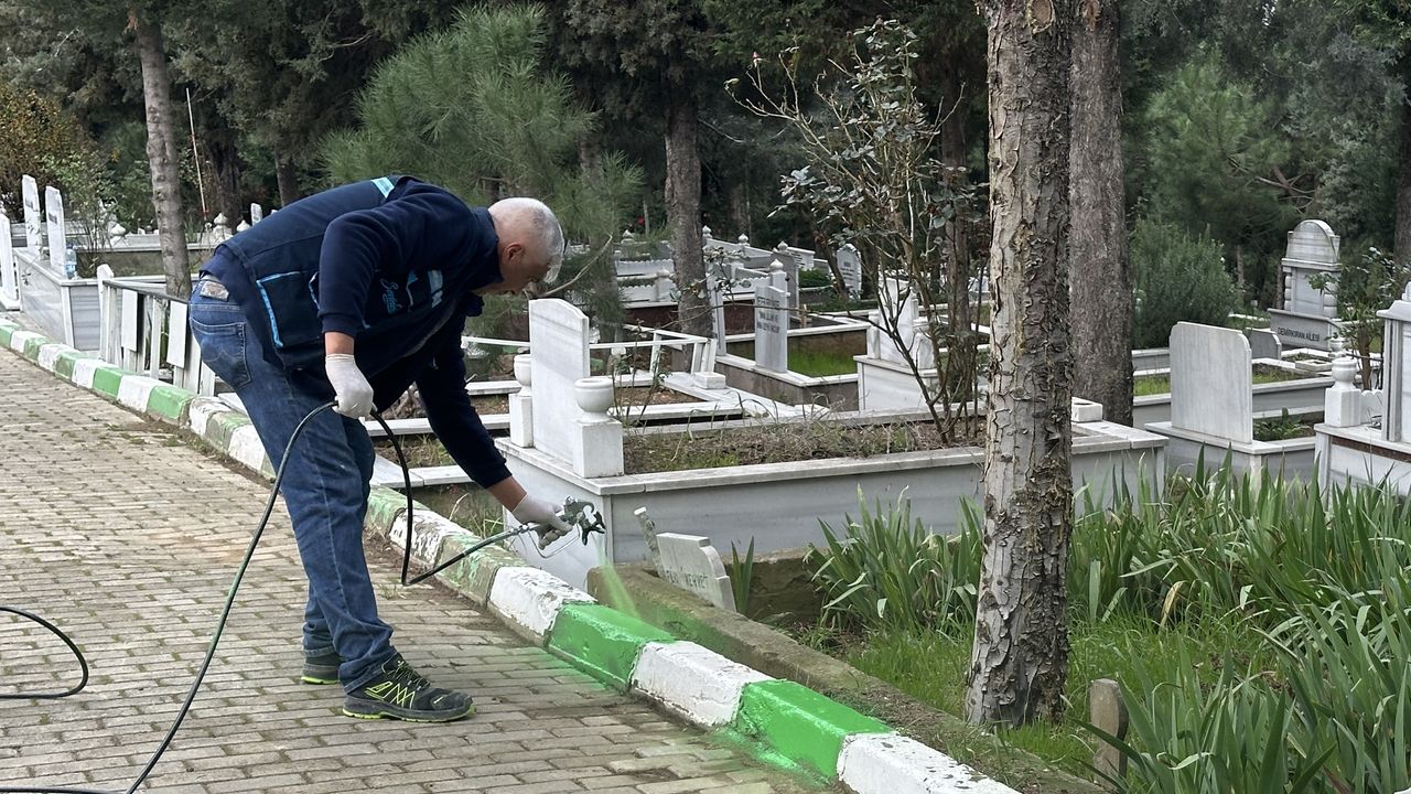 Çayırova’da Mezarlıklarda Bakım ve Onarım Çalışmaları Devam Ediyor