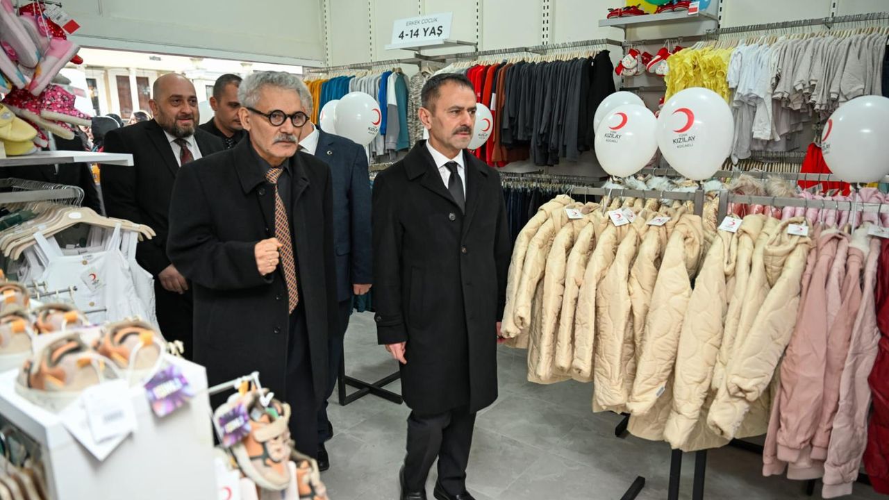 Vali İlhami Aktaş’tan “İzmit SYDV Kızılay Butik” mağazasına anlamlı ziyaret