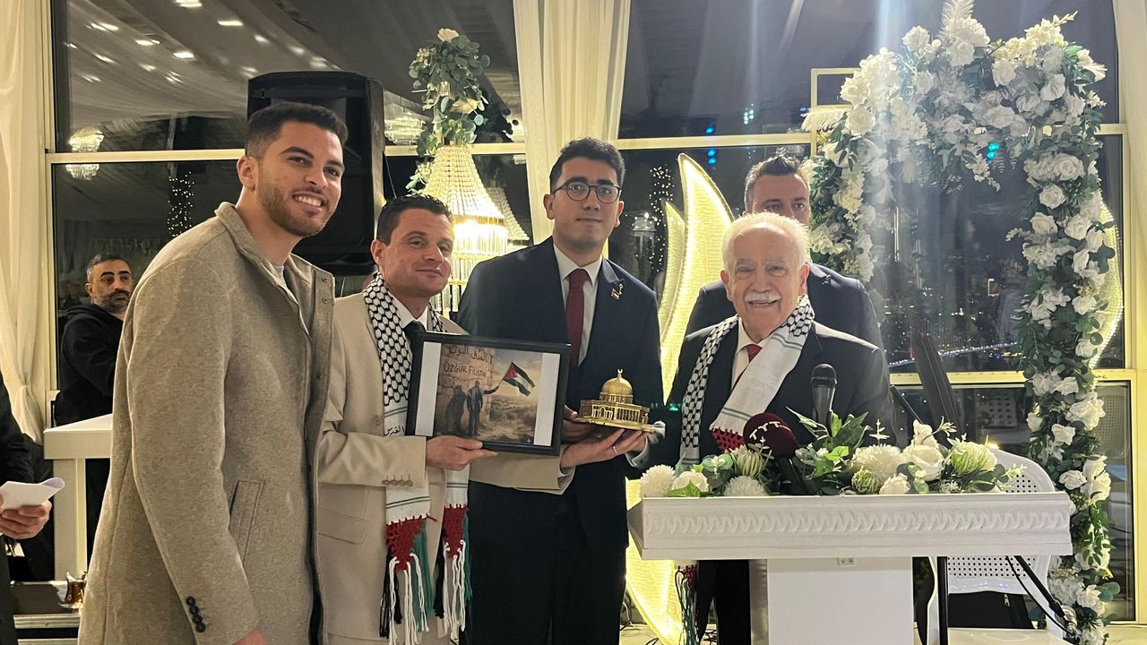 Doğu Perinçek’ten Yılbaşı Yemeğinde Dikkat Çeken Mesajlar: “Türkiye devrime gidiyor”