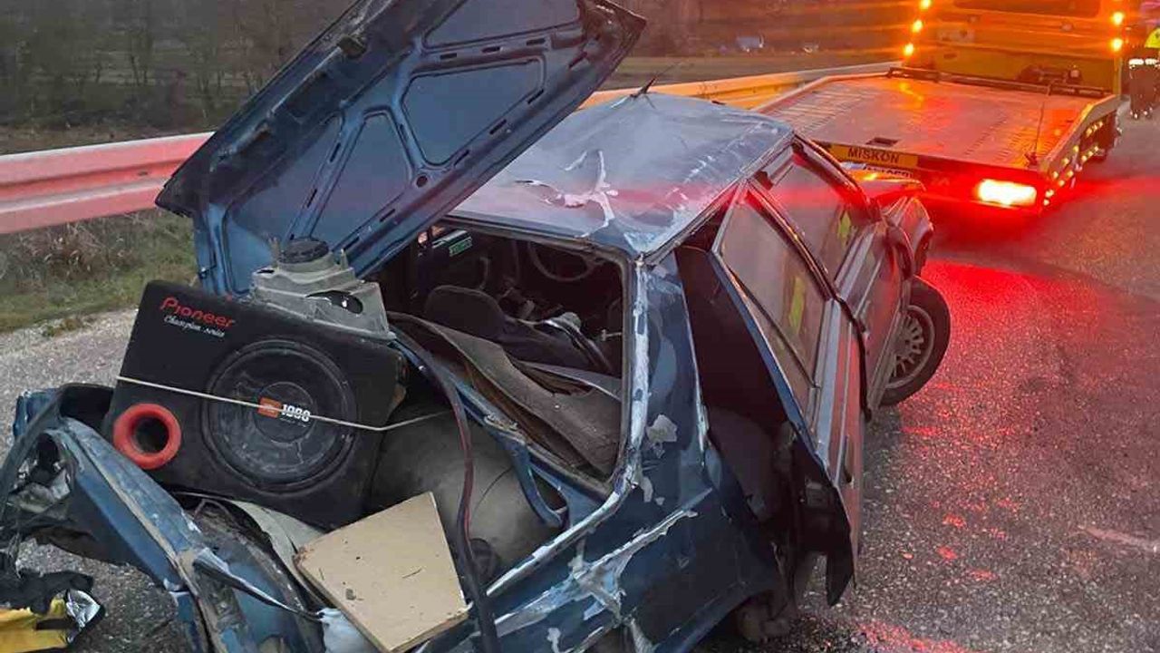 Otomobil Bariyerlere Çarpıp Takla Attı: 3 Yaralı