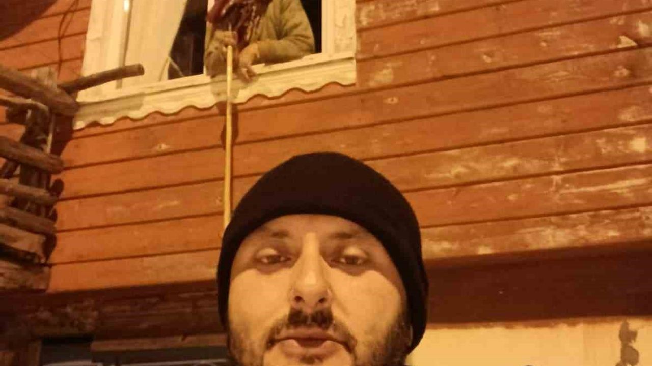 Köy Muhtarı Yaşlı Kadının İlaçlarını Karla Kaplı Yolda Ulaştırdı