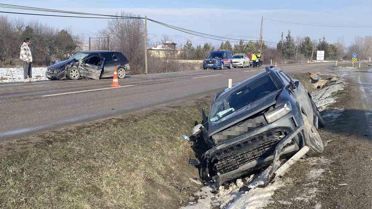 Cip ile Otomobil Çarpıştı: 3 Kişi Yaralandı