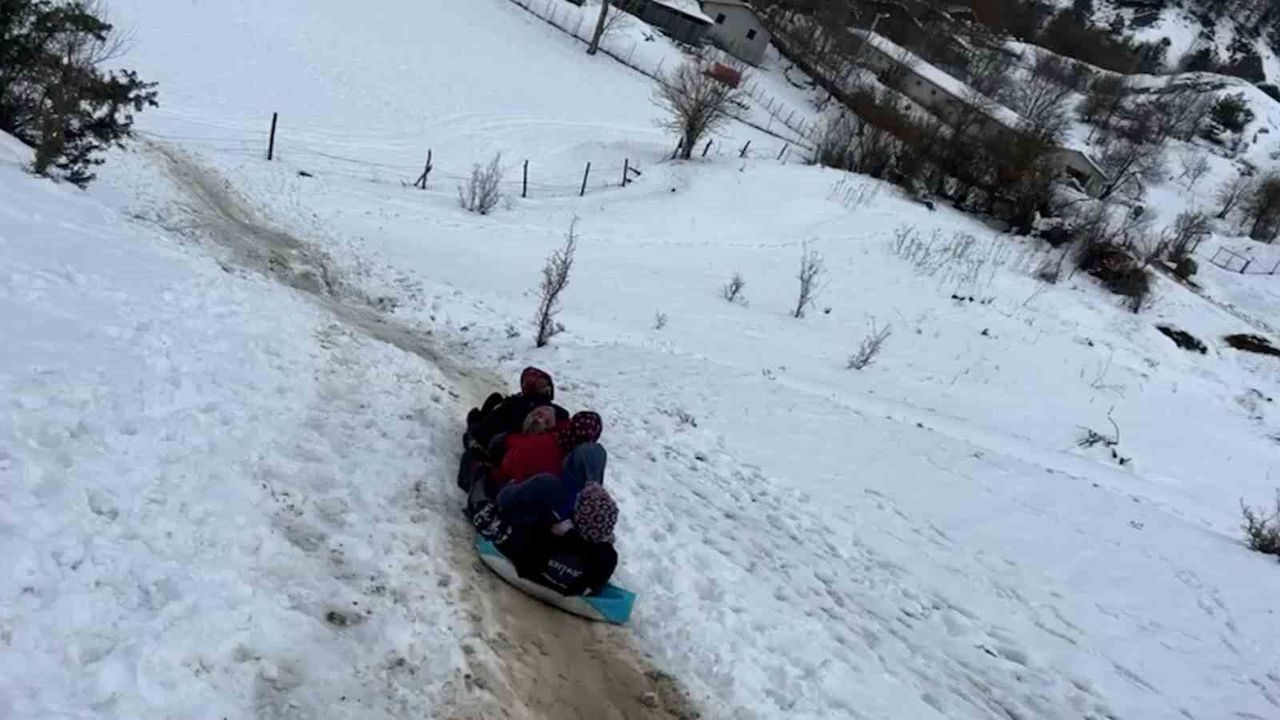 Köylerde Kar Eğlencesi: Çuval ve Samanla Kayak Keyfi
