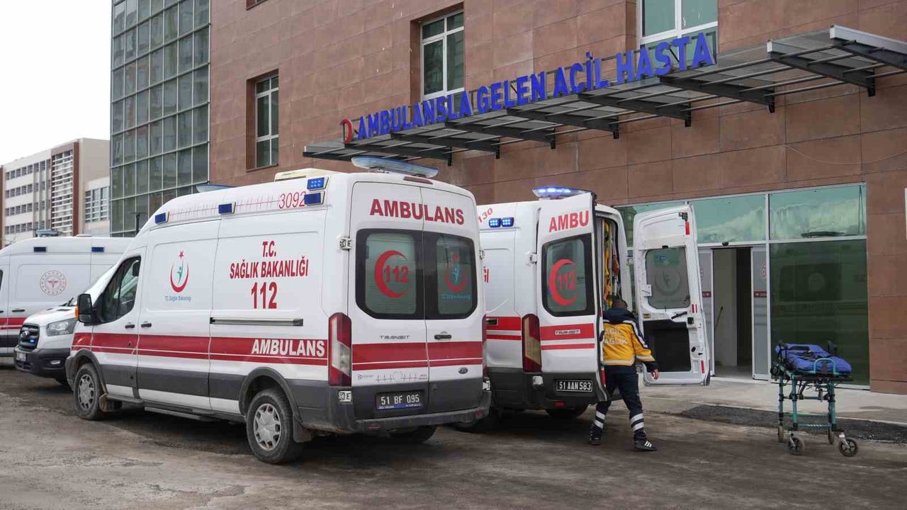 İki Otomobil Çarpıştı: 6 Yaralı