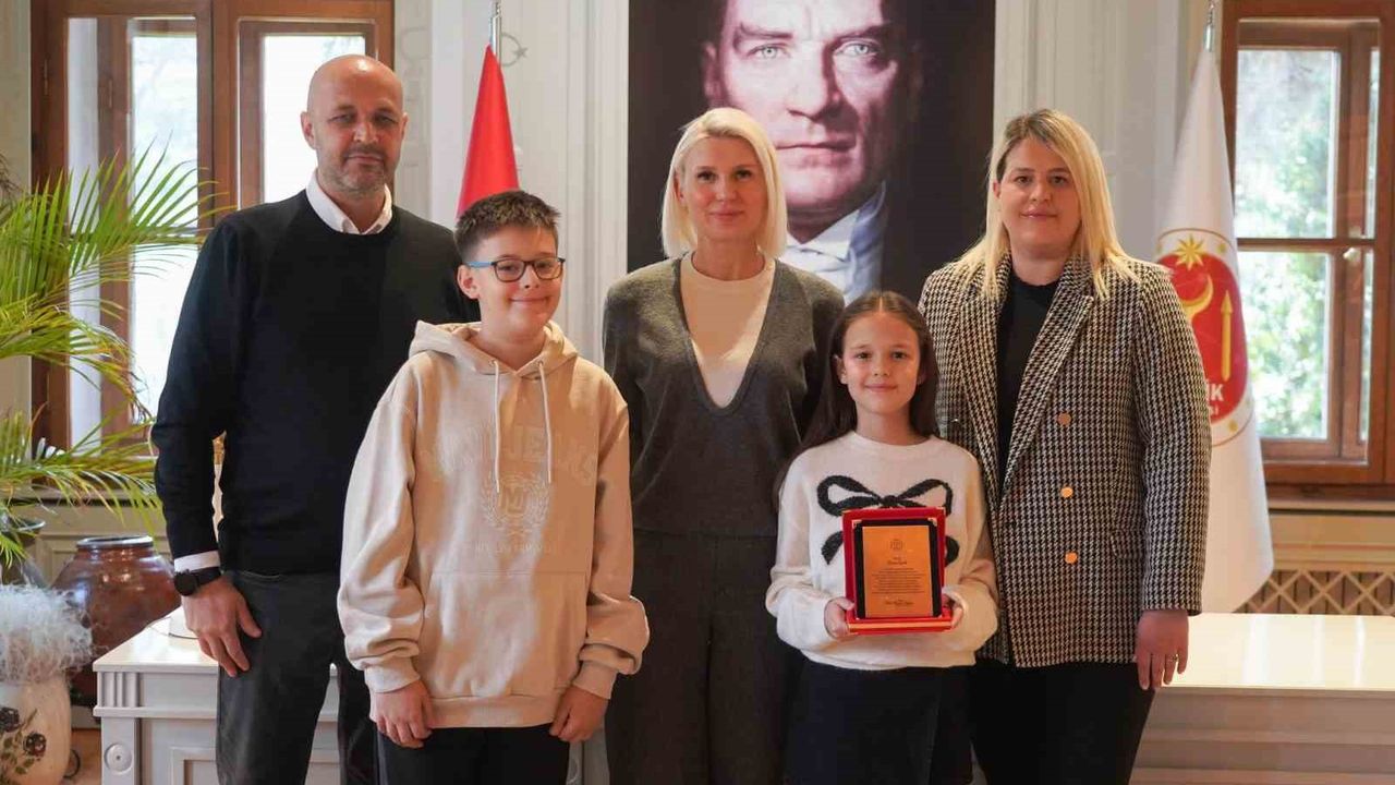 Genç Piyanist Arya İpek Belediye’de Ödüllendirildi