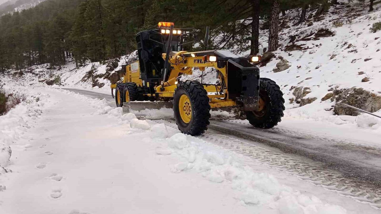 Yüksek Kesimlerinde Karla Mücadele Aralıksız Devam Ediyor