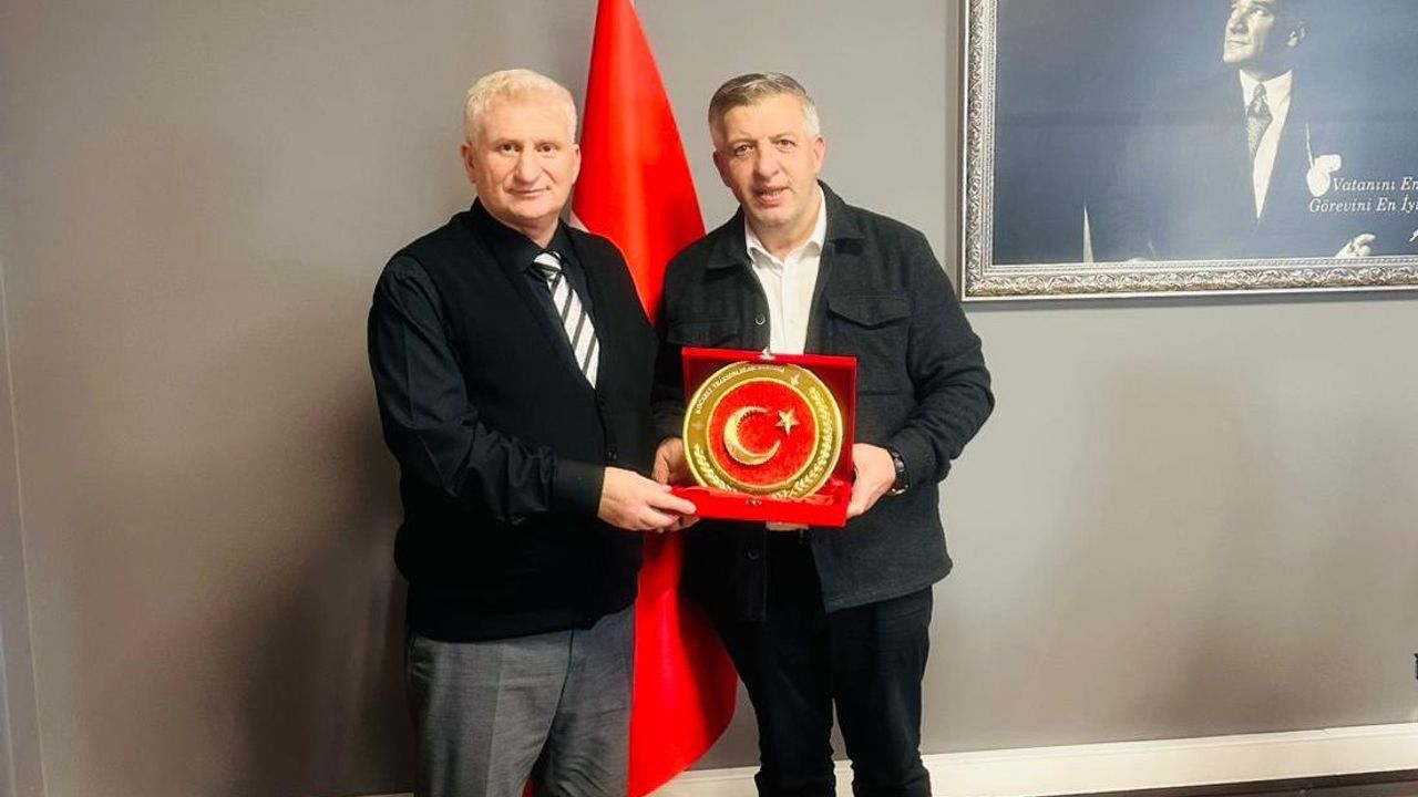 Trabzonlular Derneği’nden İzmit Milli Eğitim’e anlamlı ziyaret