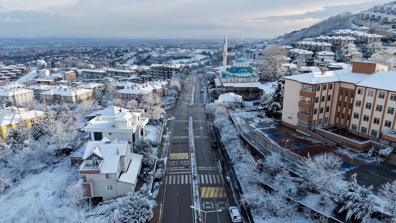 Başiskele Beyaza Büründü: Karla Mücadele Ekipleri 7/24 Sahada