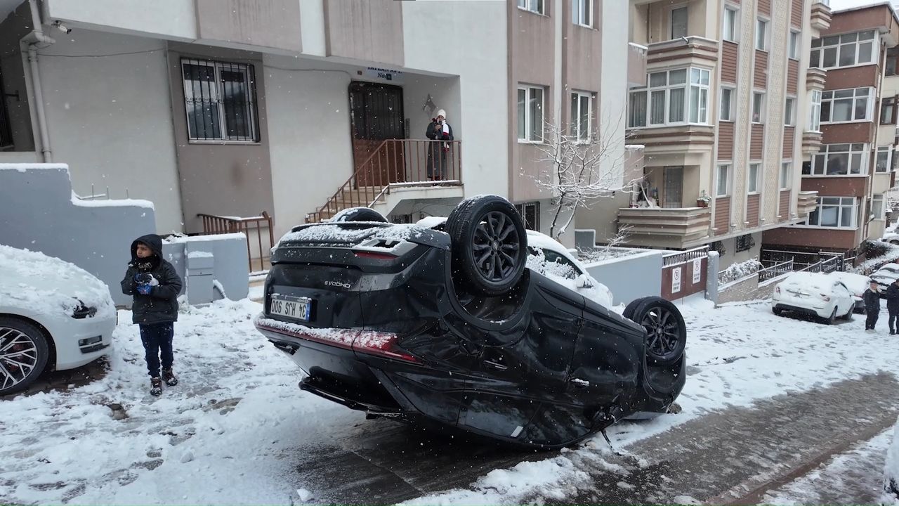 Ümraniye’de Yokuş Aşağı Kontrolden Çıkan Otomobil Takla Attı: 3 Yaralı
