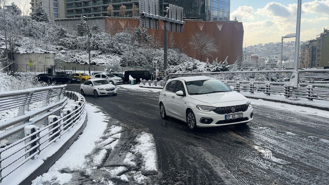 Dolmabahçe Tüneli Çıkışında Kar Engeli: Araç Yolda Kaldı