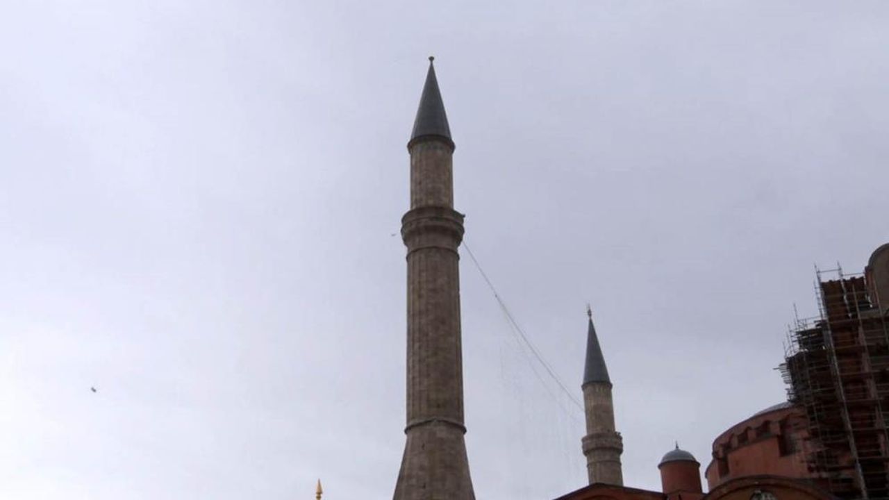 Ayasofya’da Tarihi Korku! Fırtına Minareyi Parçaladı